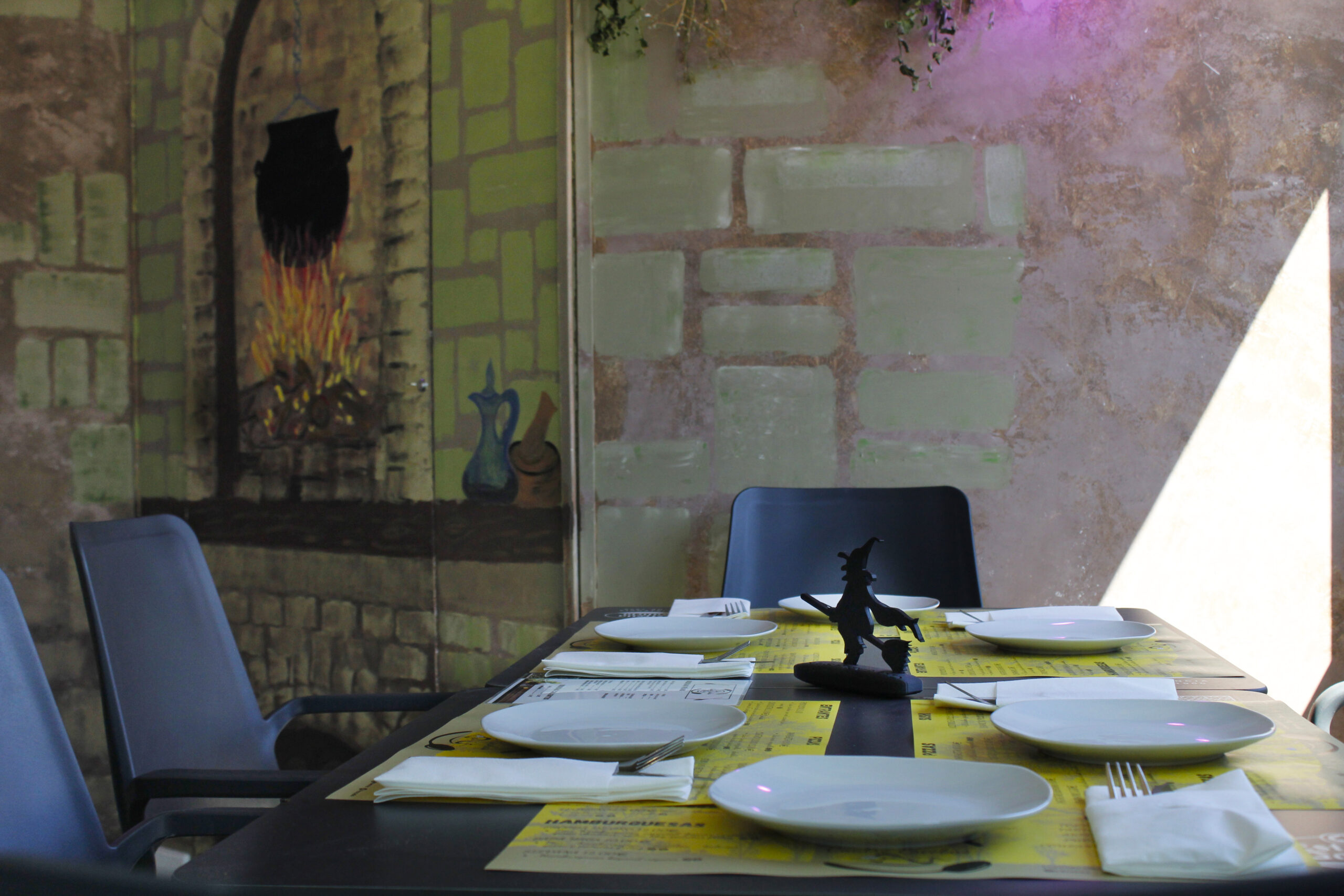 Interior del restaurante Las Cuatro Escobas con decoración mágica y ambiente pet friendly