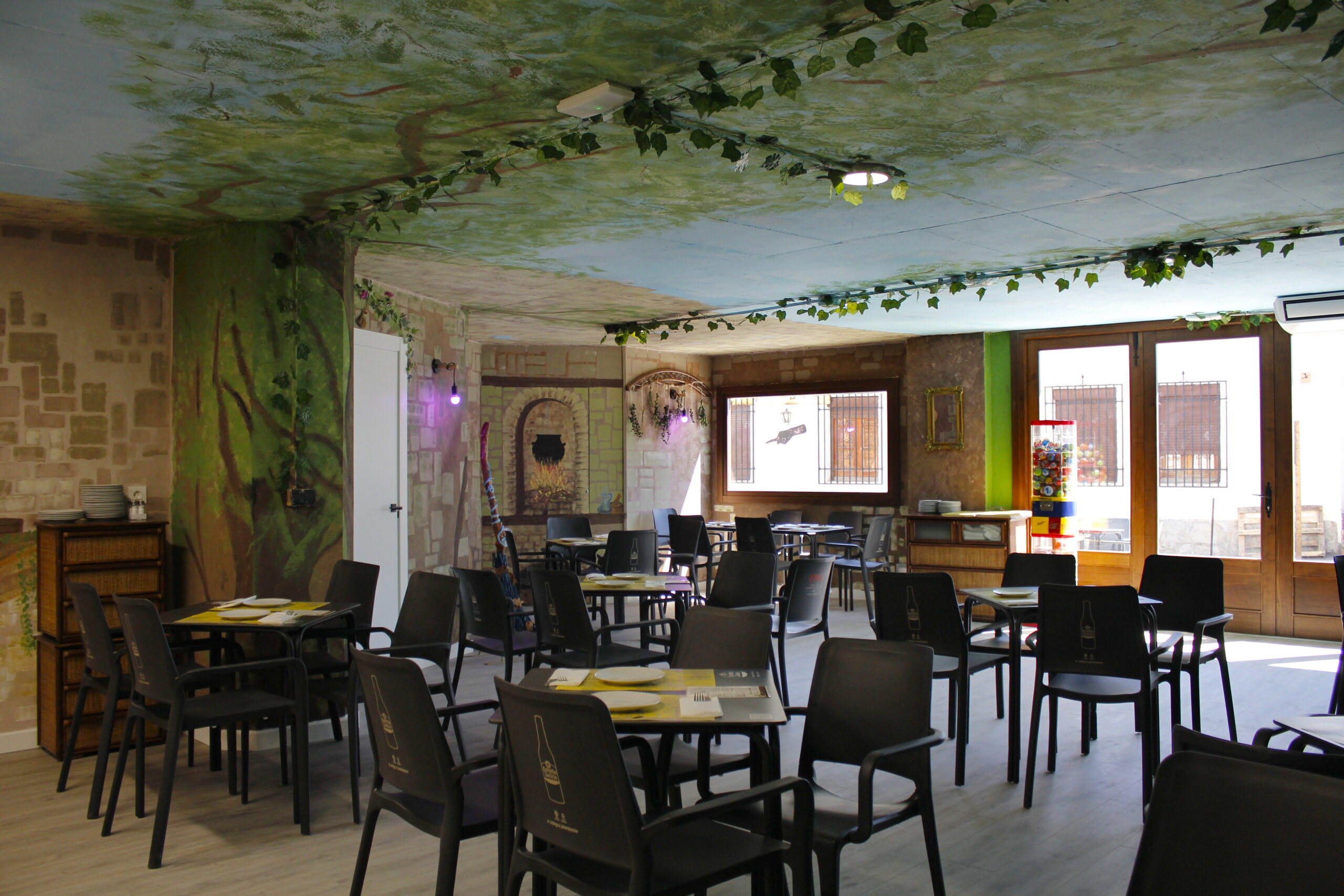 Interior del restaurante Las Cuatro Escobas con mesas preparadas para grupos grandes y excursiones