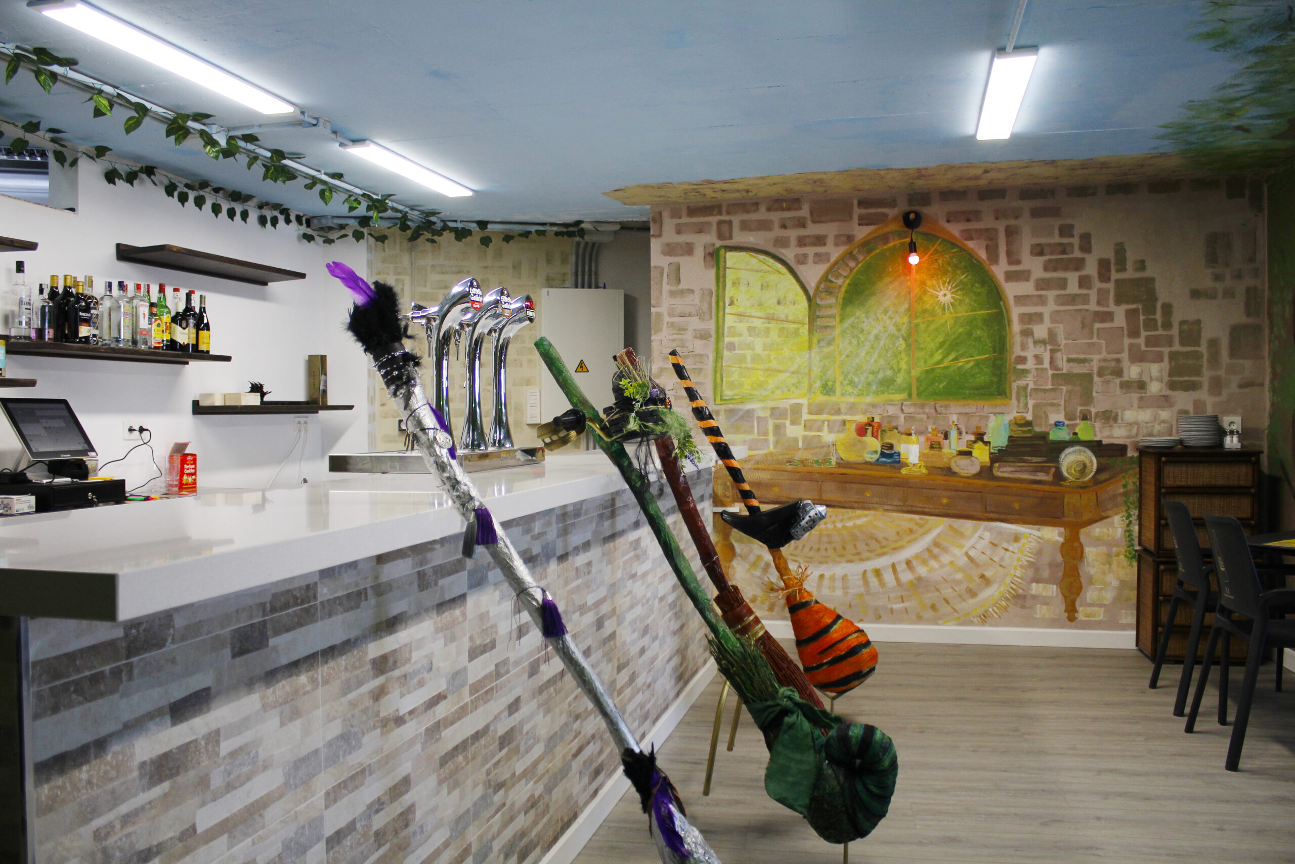 Decoración del restaurante Las Cuatro Escobas inspirada en el mundo de la brujería en Soportújar